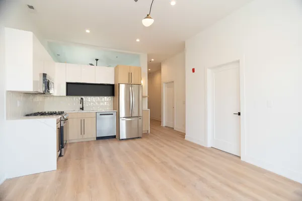 $3,395 | 2042 West Irving Park Road, Unit 205, Chicago, IL 60618