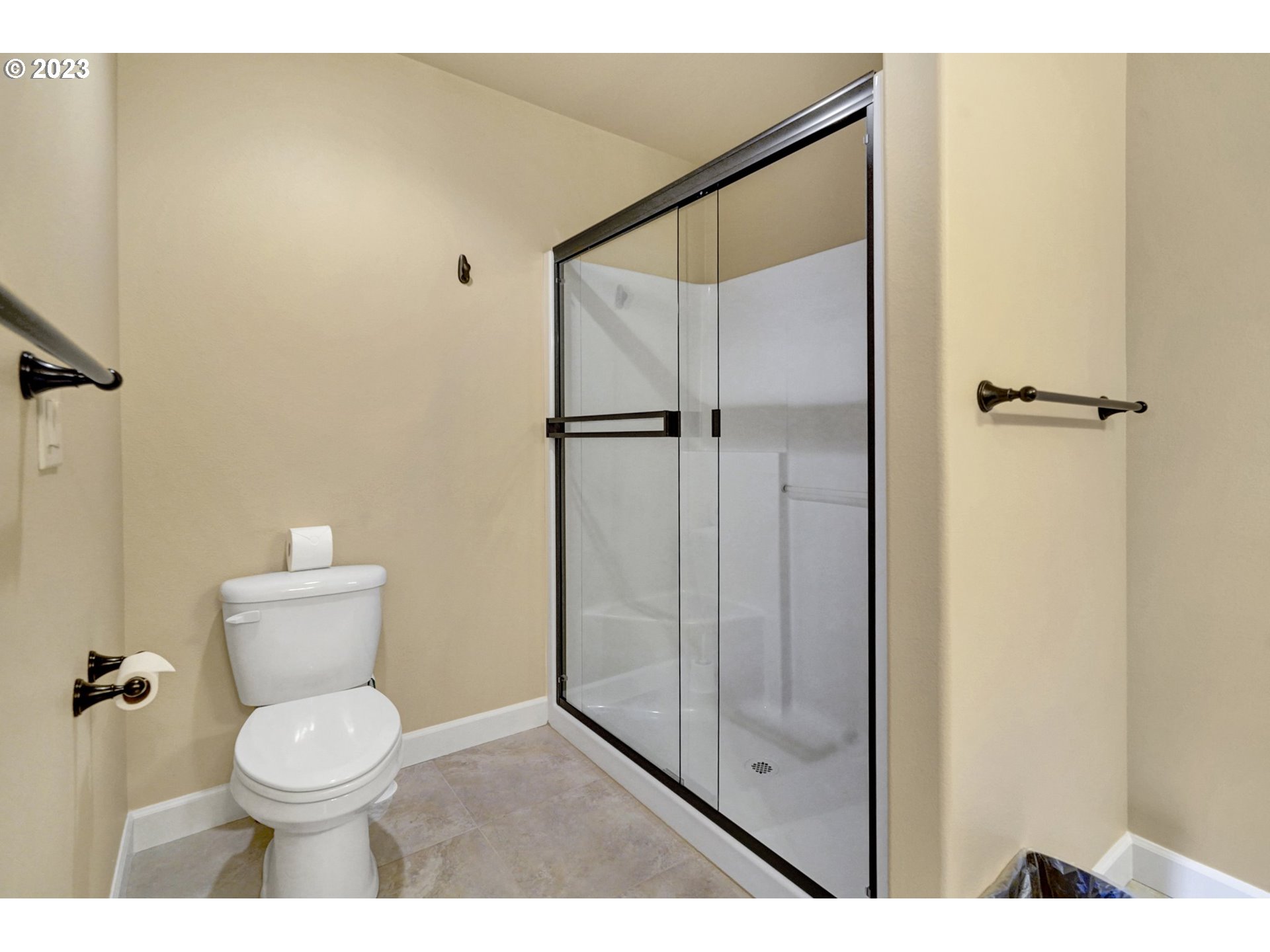 235 North 33rd Court Ridgefield, WA 98642 - Photo 17 of 30 a bathroom with a toilet and a shower
