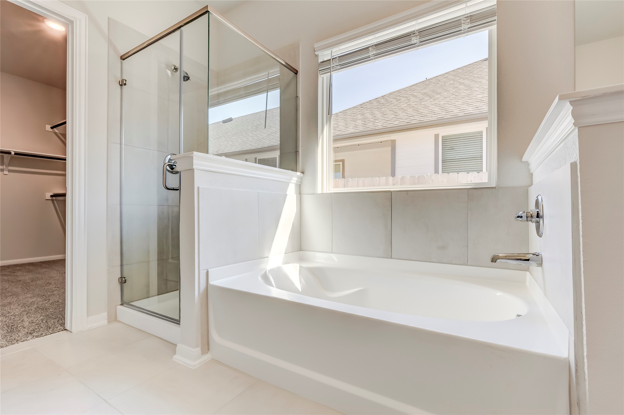 141 Yellowstone Drive Kyle, TX 78640 - Photo 20 of 33 a bathroom with a bathtub and a shower