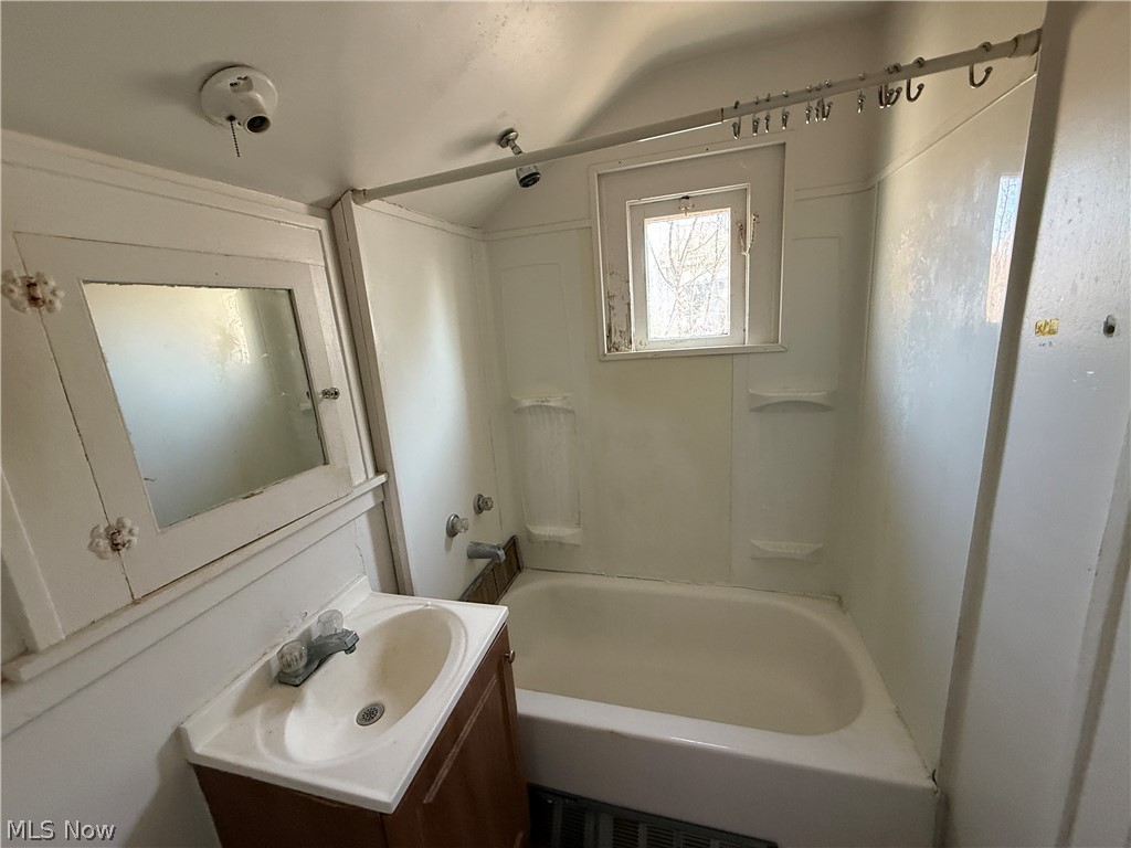 18309 Edgerton Road Cleveland, OH 44119 - Photo 18 of 20 UP Unit Bathroom