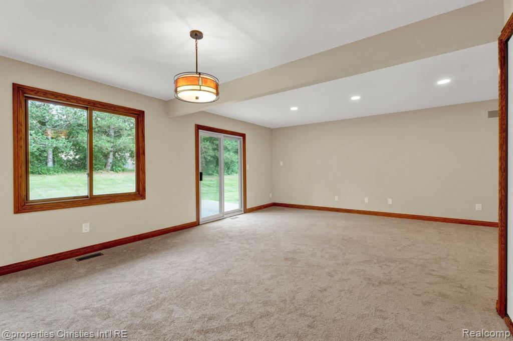 2411 Rochelle Park Drive Rochester Hills, MI 48309 - Photo 17 of 41