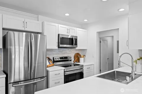 $1,000,000 | 515 Lake Street South, Unit 205, Kirkland, WA 98033