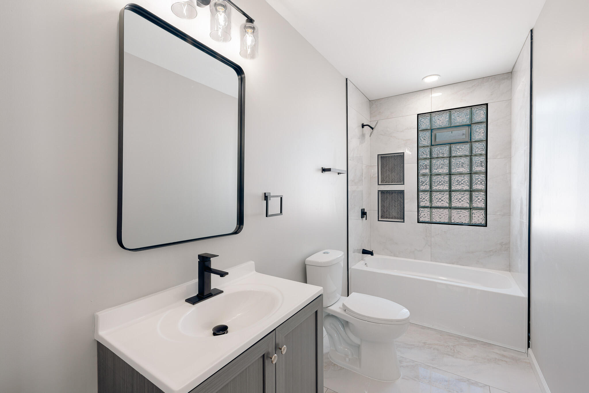3513 West Lloyd Street, Unit 3515 Milwaukee, WI 53208 - Photo 6 of 24 1st Floor Bathroom