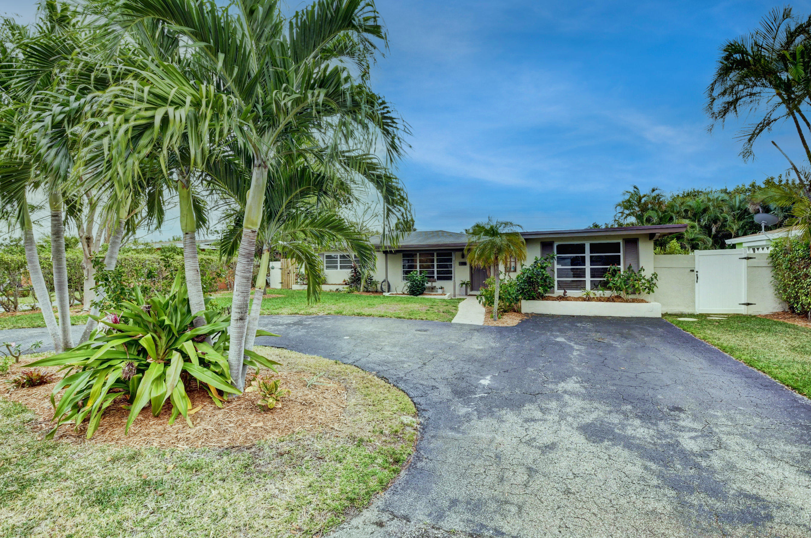 336 Northeast 28th Terrace Boca Raton, FL 33431 - Photo 2 of 37 03_dsc_7827_28_29_30_31