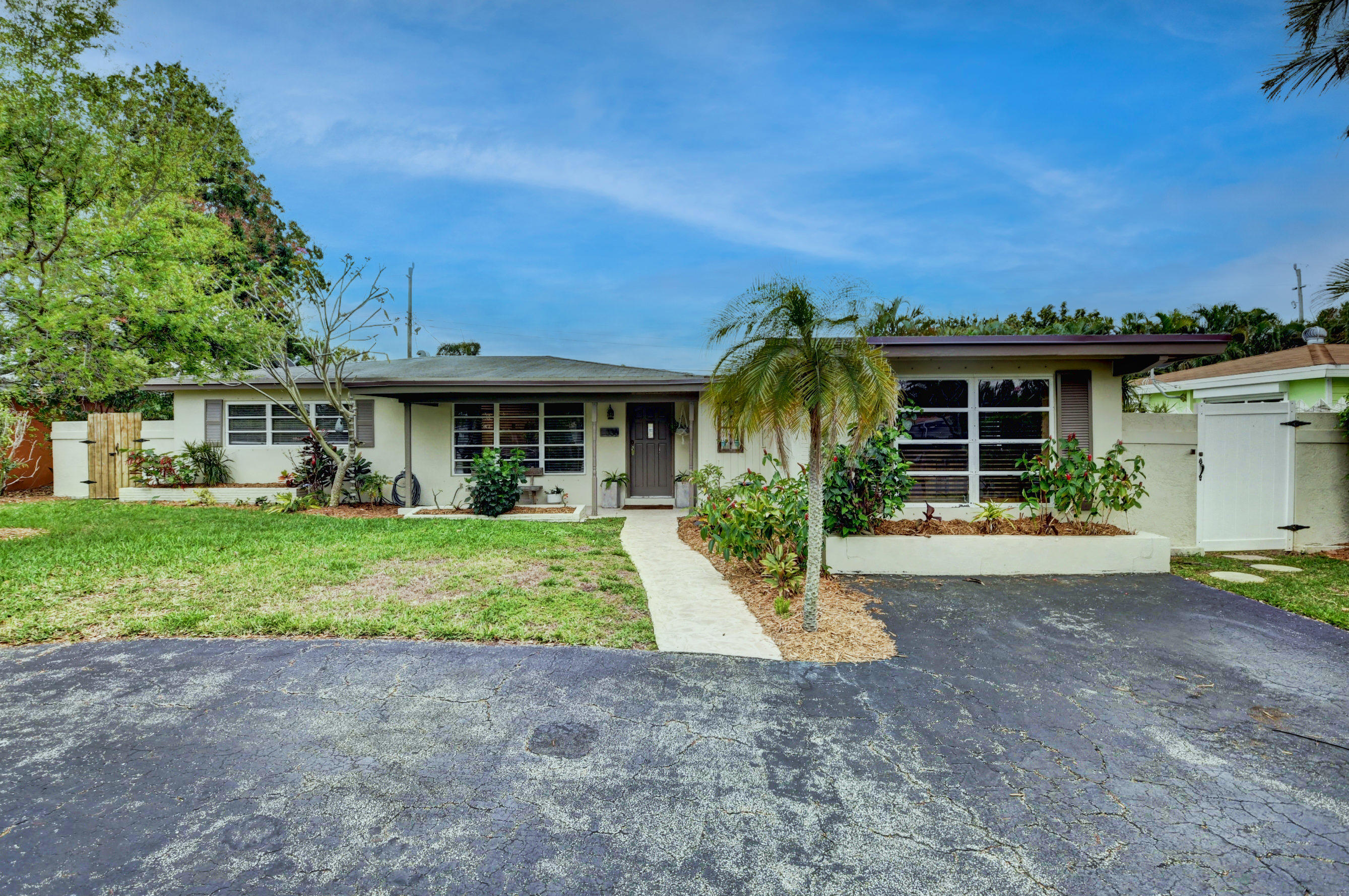 336 Northeast 28th Terrace Boca Raton, FL 33431 - Photo 3 of 37 04_dsc_7837_38_39_40_41