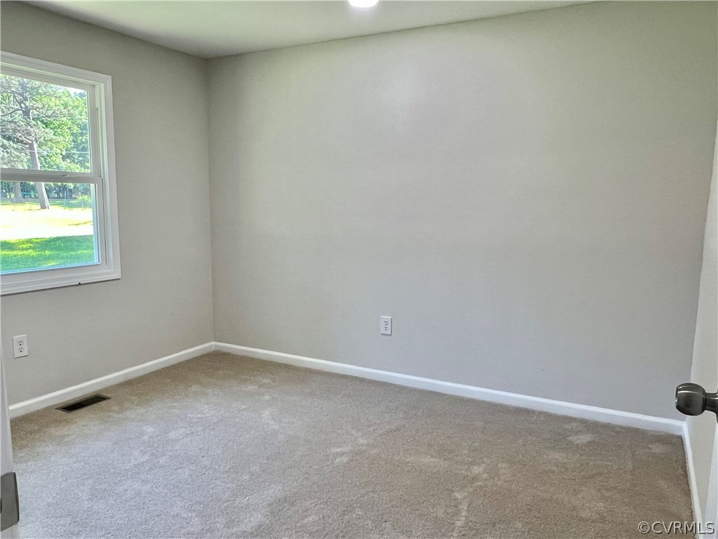 3440 The Loop Road Richmond, VA 23231 - Photo 20 of 22 an empty room with a window