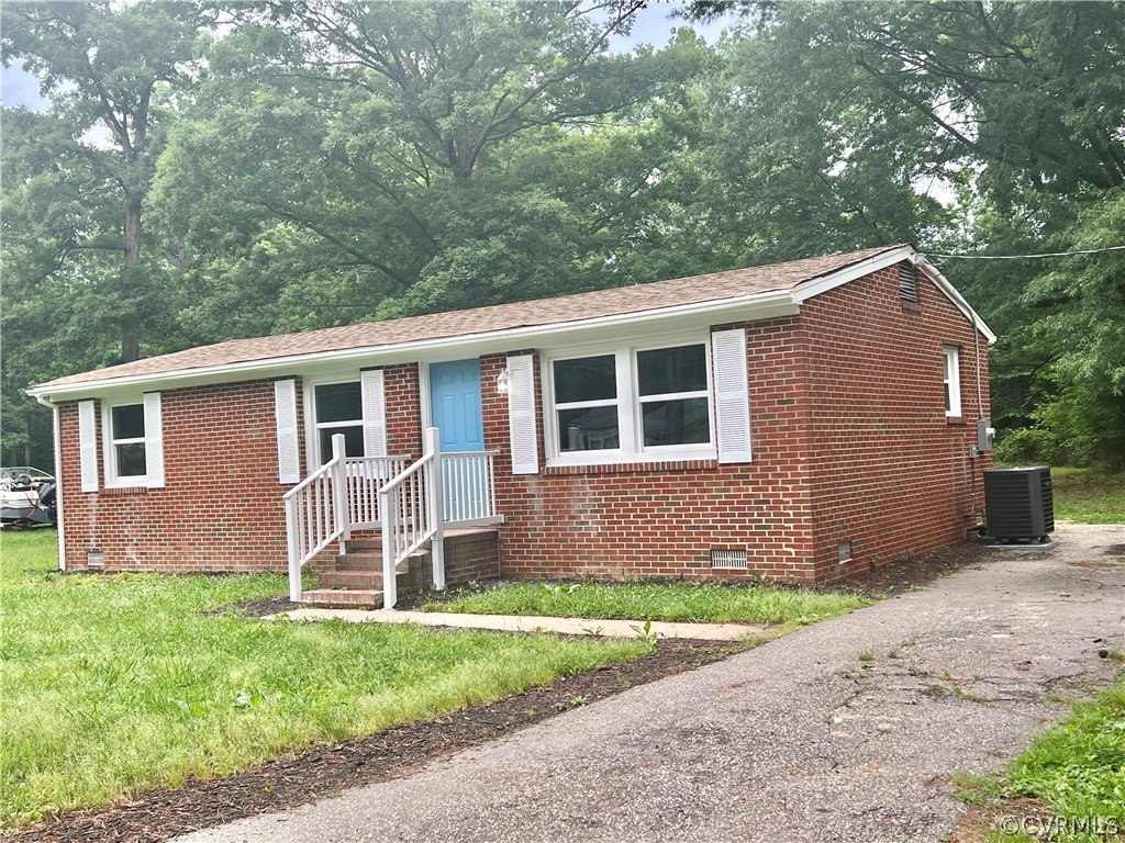 3440 The Loop Road Richmond, VA 23231 - Photo 2 of 22 a brick house with a large windows