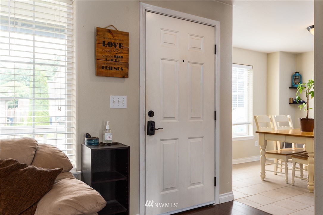 408 Rohrer Loop Sedro-Woolley, WA 98284 - Photo 3 of 20 a living room with furniture and a window