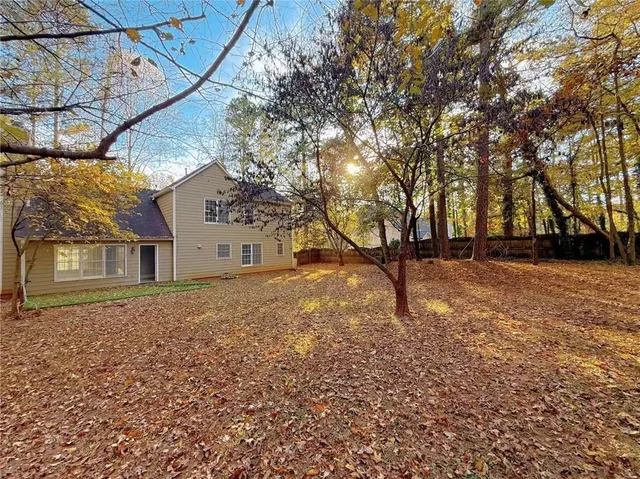 a view of a house with a yard