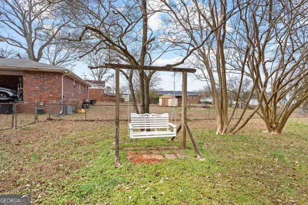 a view of a yard with a house
