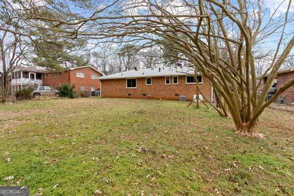 a view of yard with tree in the background