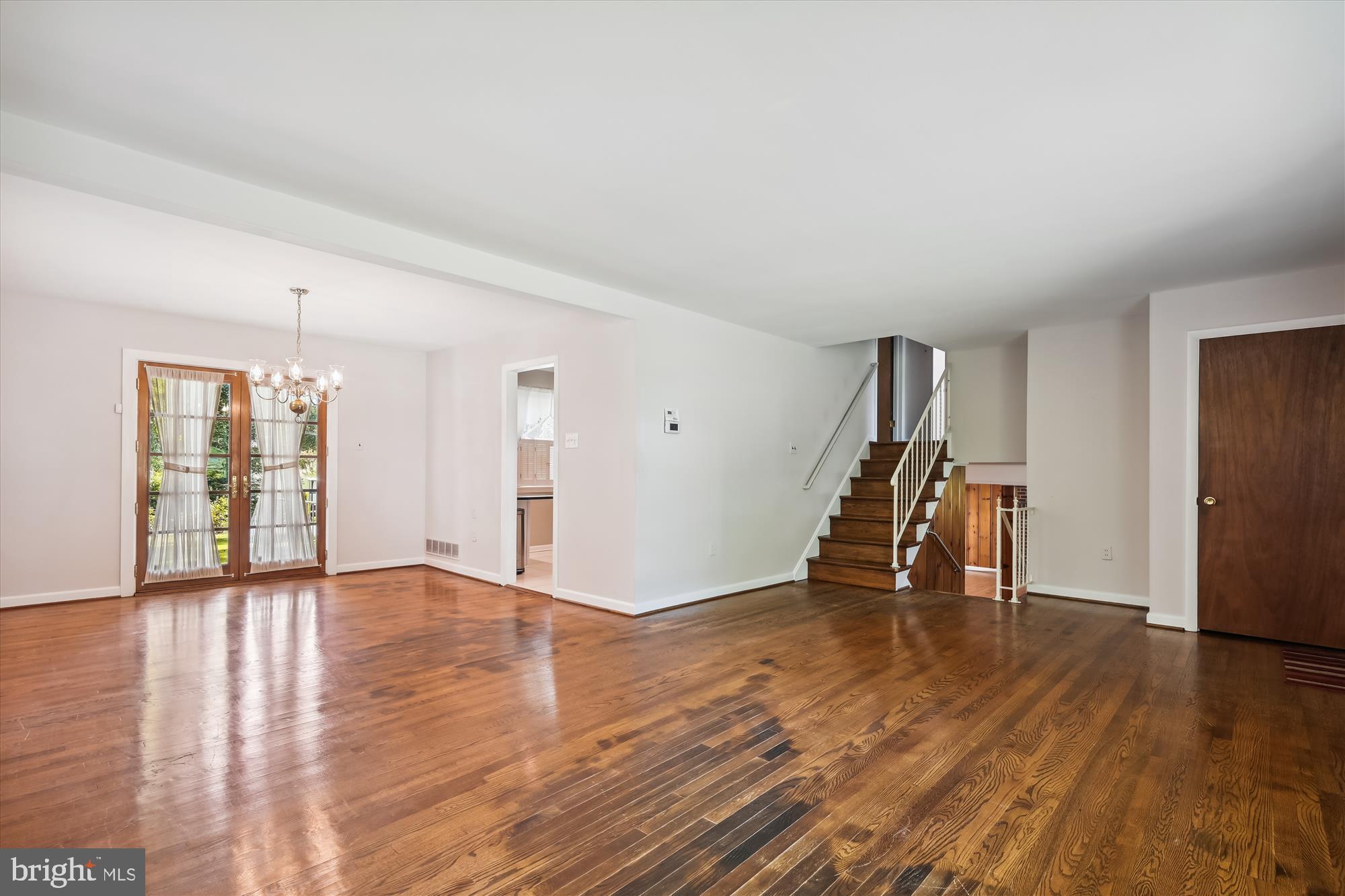 377 Dutch Ship Road Pasadena, MD 21122 - Photo 4 of 49 Living Room