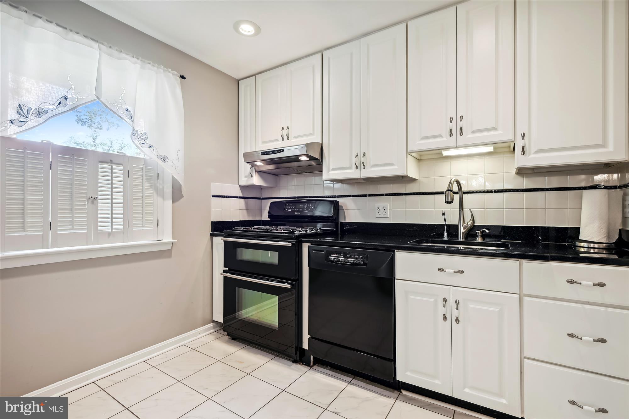 377 Dutch Ship Road Pasadena, MD 21122 - Photo 6 of 49 Kitchen