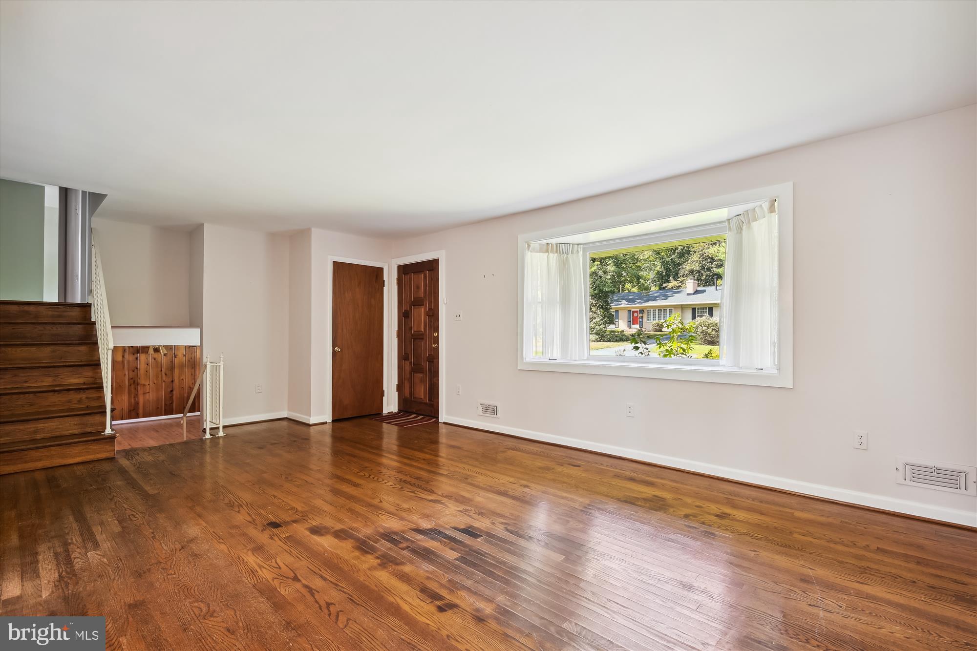 377 Dutch Ship Road Pasadena, MD 21122 - Photo 8 of 49 Living Room