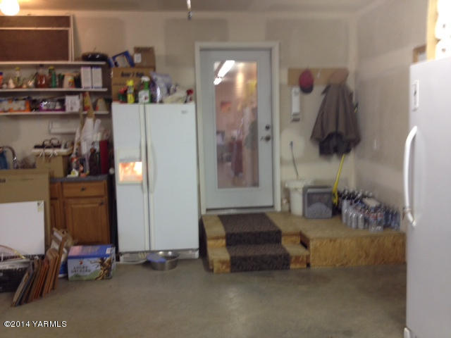5691 Lateral A Road Wapato, WA 98951 - Photo 15 of 18 Garage 1