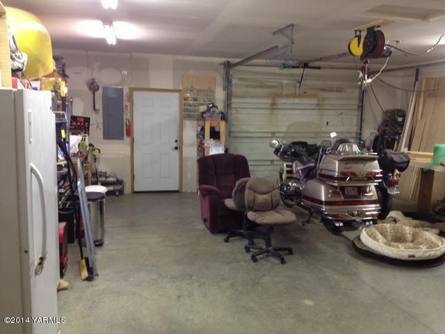 5691 Lateral A Road Wapato, WA 98951 - Photo 16 of 18 garage 2