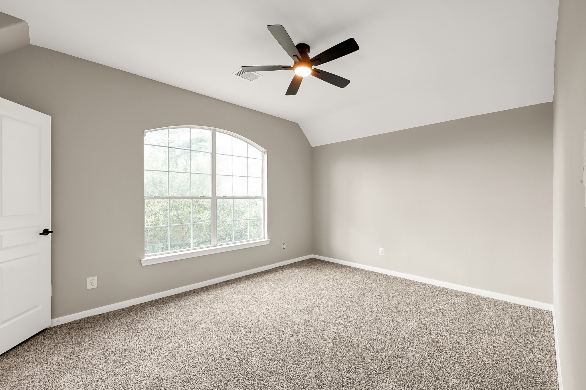 2425 West Bramlet Drive Conroe, TX 77304 - Photo 22 of 31 an empty room with ceiling fan and windows