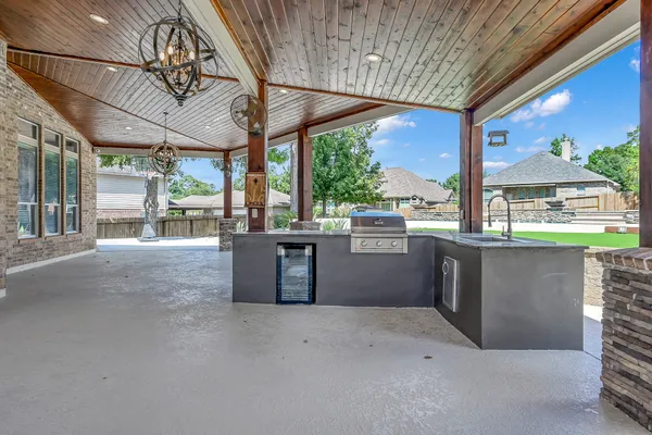 $649,000 | 2425 West Bramlet Drive, Conroe, TX 77304