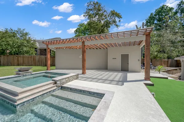 $649,000 | 2425 West Bramlet Drive, Conroe, TX 77304
