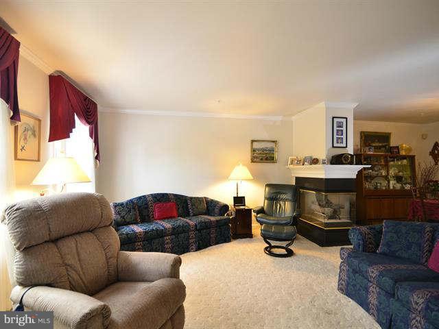 540 Tschiffely Square Road Gaithersburg, MD 20878 - Photo 5 of 24 Living Room