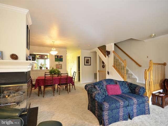540 Tschiffely Square Road Gaithersburg, MD 20878 - Photo 7 of 24 Living Room