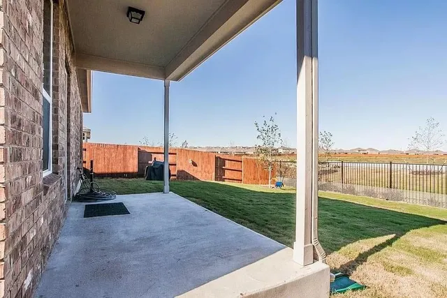 a view of a back yard