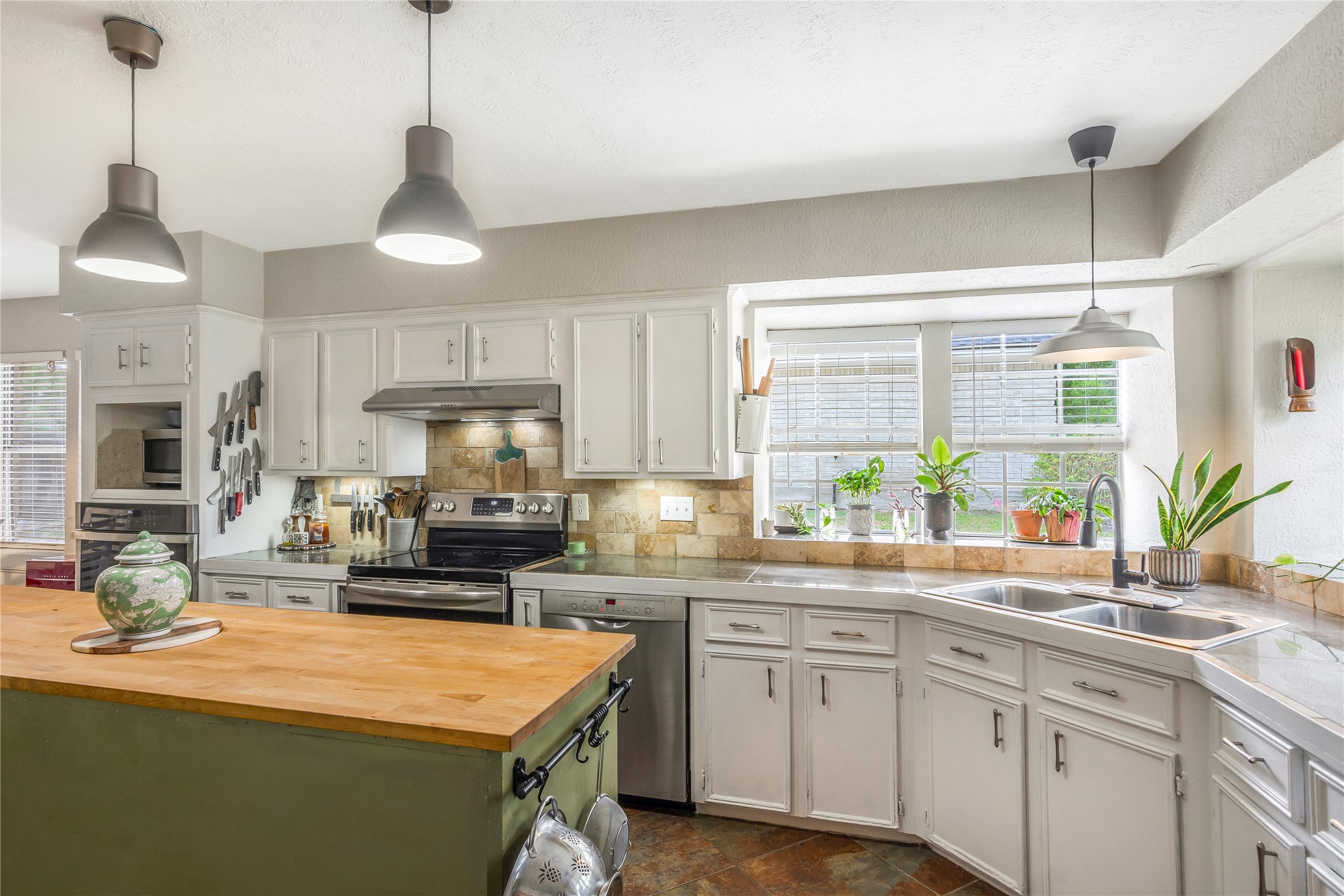 6411 Northway Drive Spring, TX 77389 - Photo 3 of 39 a kitchen with a sink stove and microwave