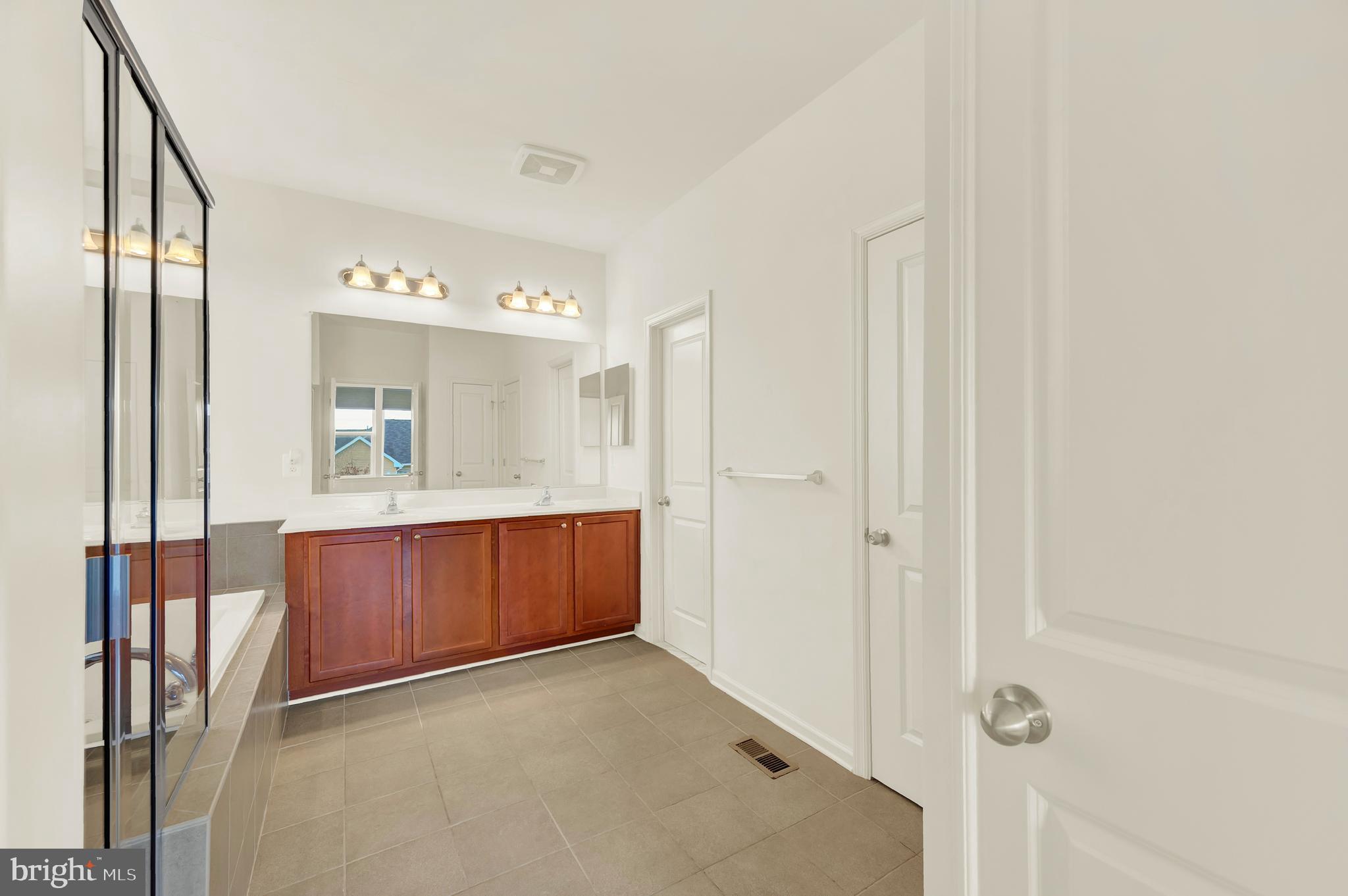 2006 Benton Way Frederick, MD 21702 - Photo 36 of 92 Owners Bath