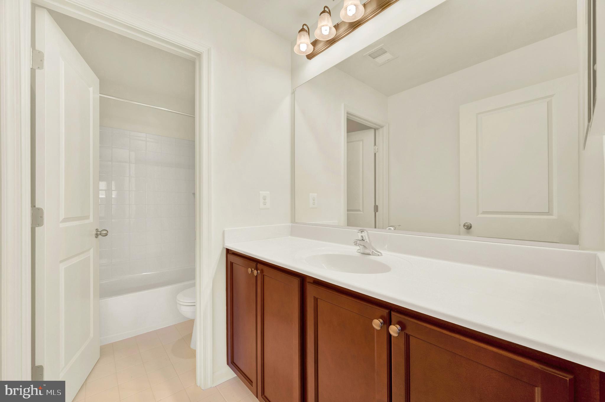 2006 Benton Way Frederick, MD 21702 - Photo 50 of 92 Hallway Bathroom