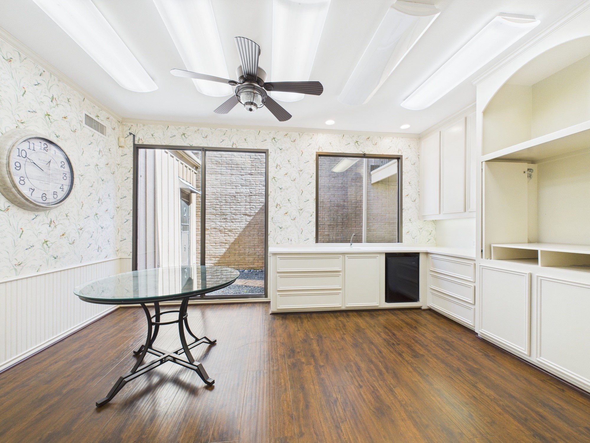 7608 Del Monte Drive Houston, TX 77063 - Photo 17 of 46 Lots of Light in the breakfast room thanks to the atrium windows