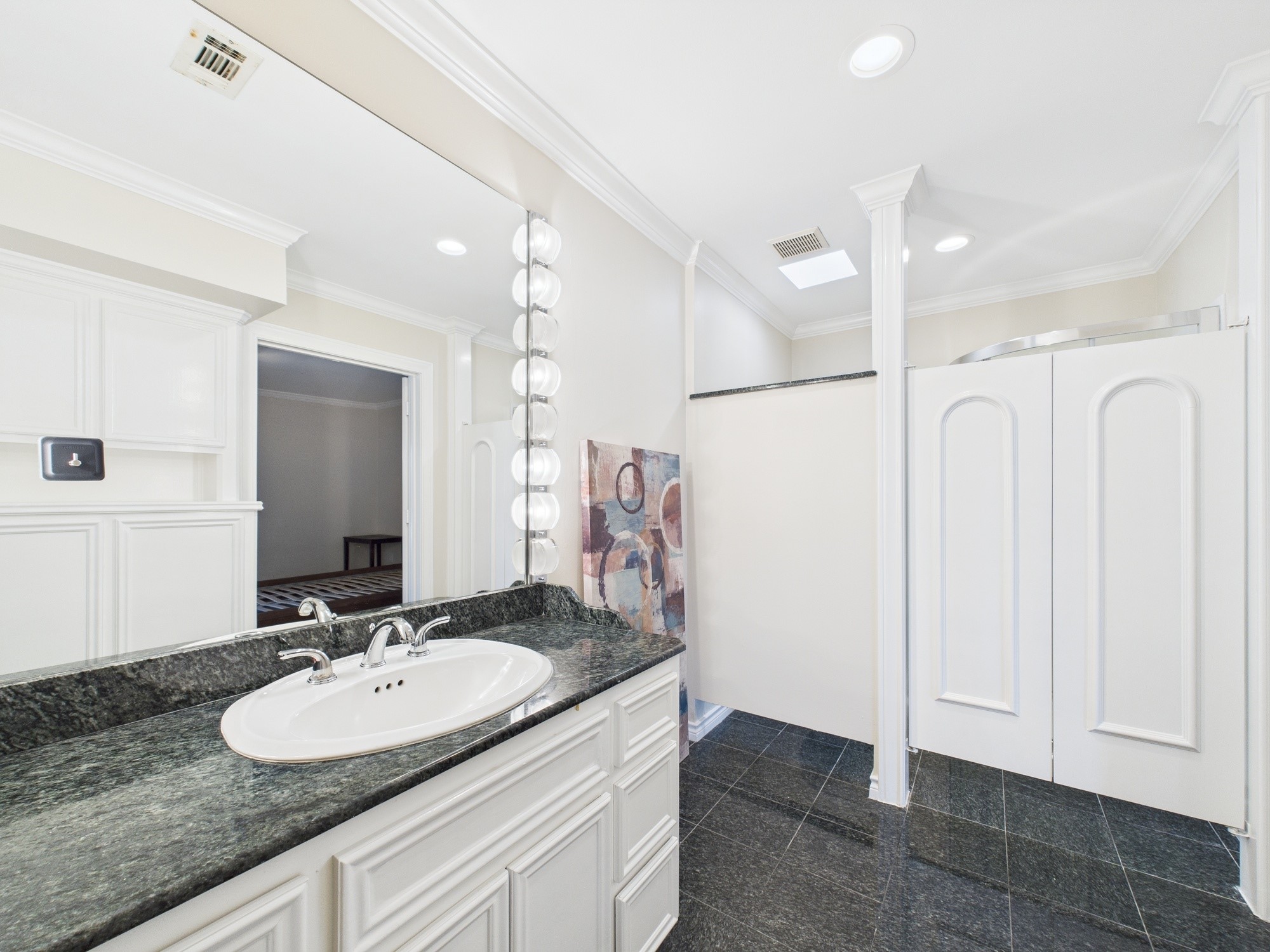 7608 Del Monte Drive Houston, TX 77063 - Photo 28 of 46 "Common" bath for the second floor