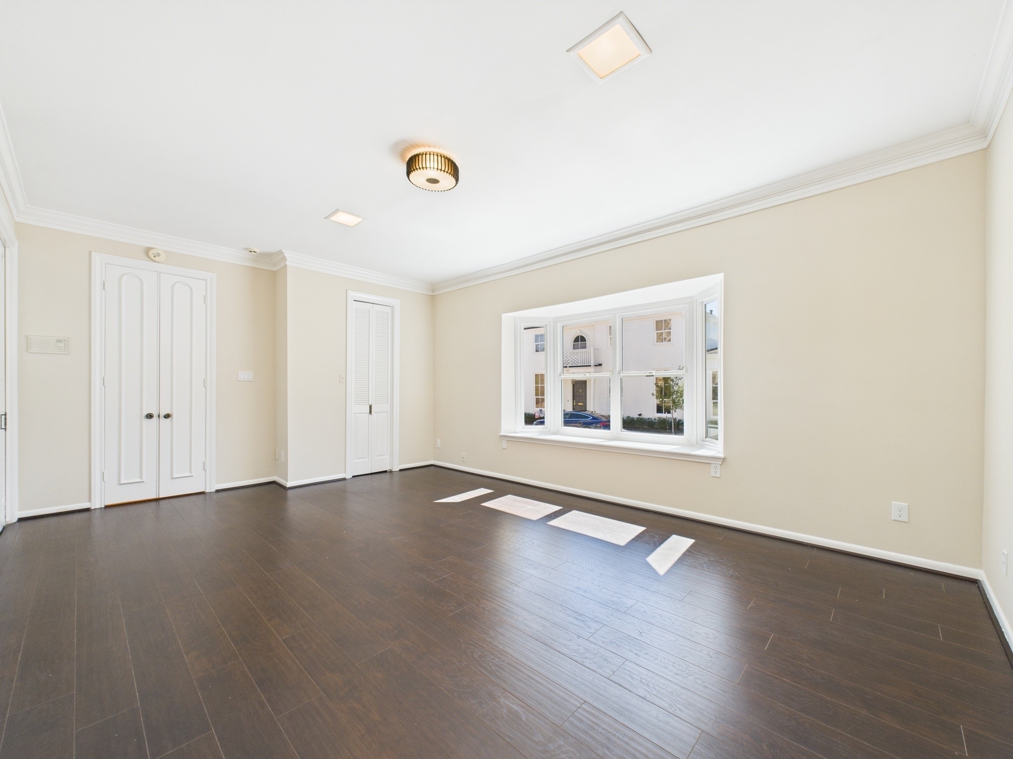 7608 Del Monte Drive Houston, TX 77063 - Photo 4 of 46 Beautiful bay window in the downstairs primary.
