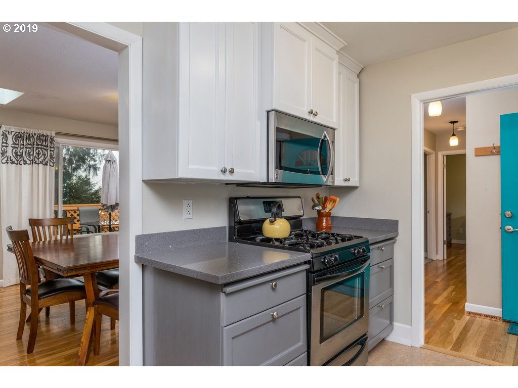 6428 Southwest Radcliff Street Portland, OR 97219 - Photo 11 of 28 Gallery Image 11