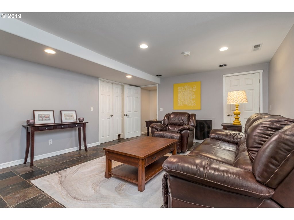 6428 Southwest Radcliff Street Portland, OR 97219 - Photo 18 of 28 Gallery Image 18