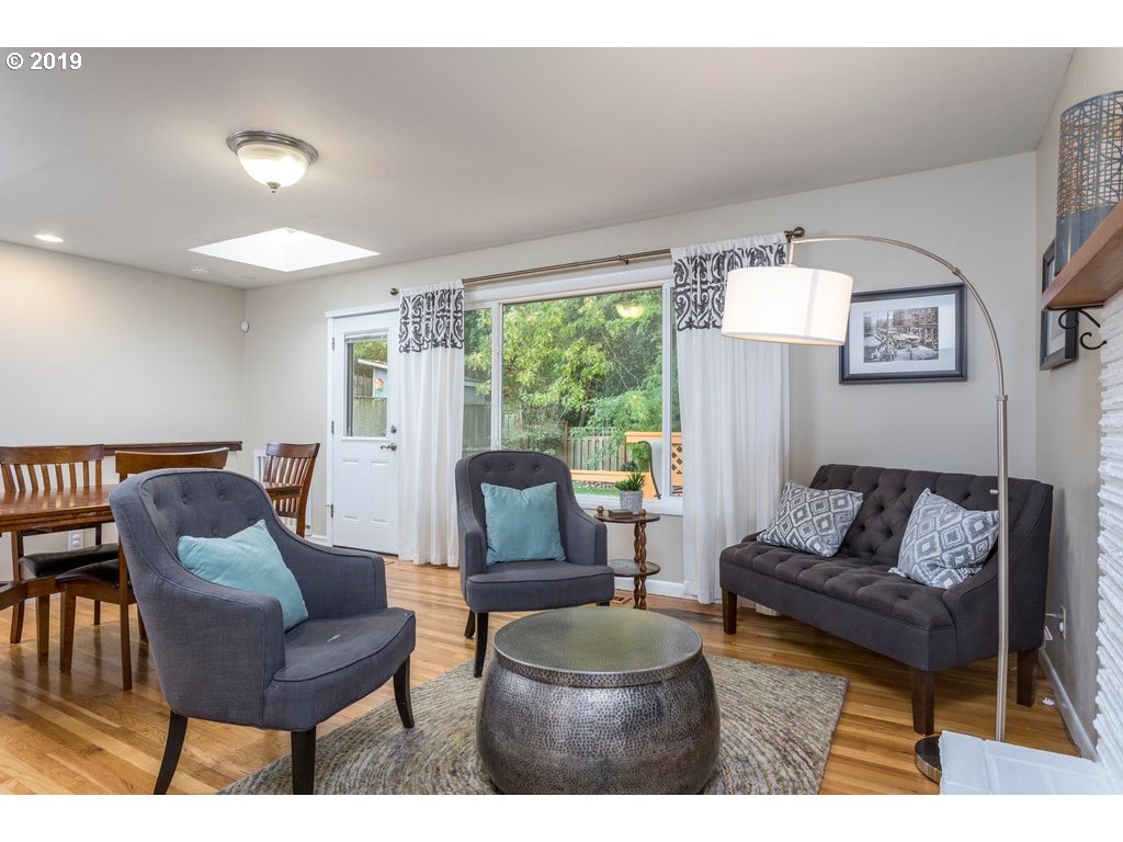 6428 Southwest Radcliff Street Portland, OR 97219 - Photo 5 of 28 Living Room