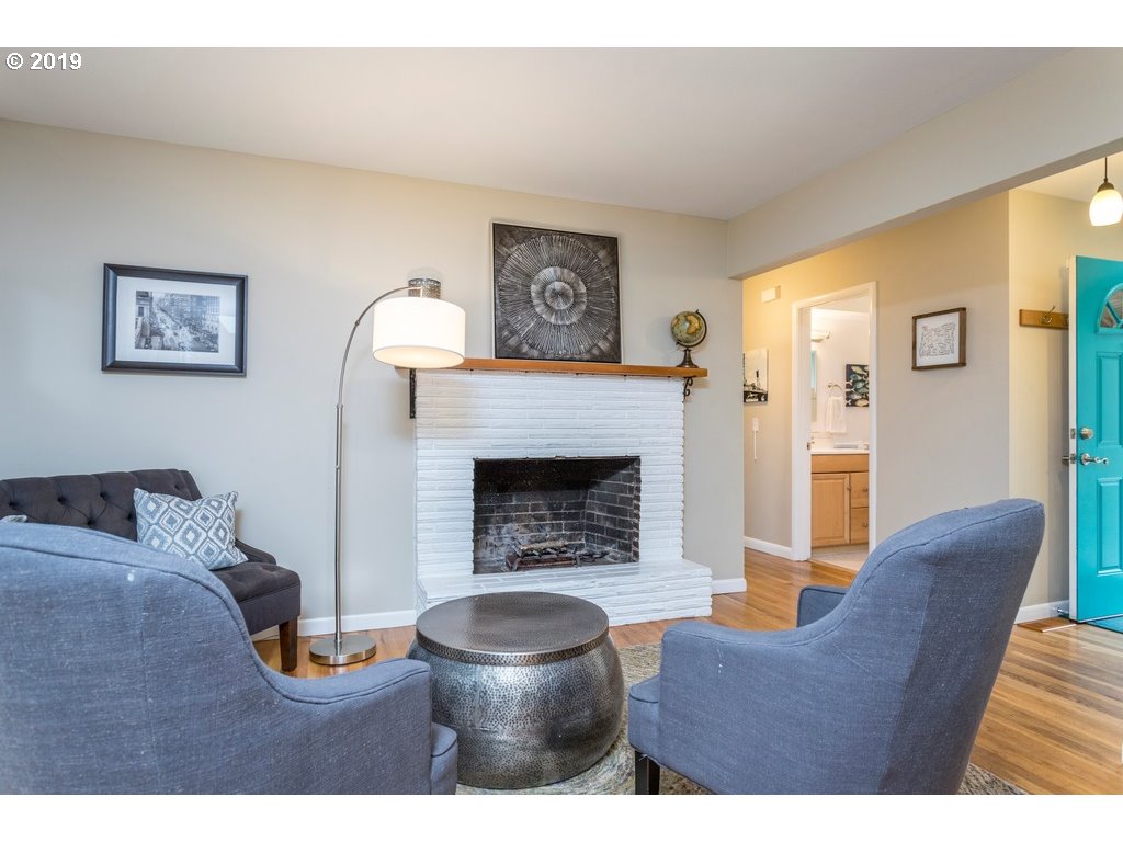 6428 Southwest Radcliff Street Portland, OR 97219 - Photo 6 of 28 Living Room