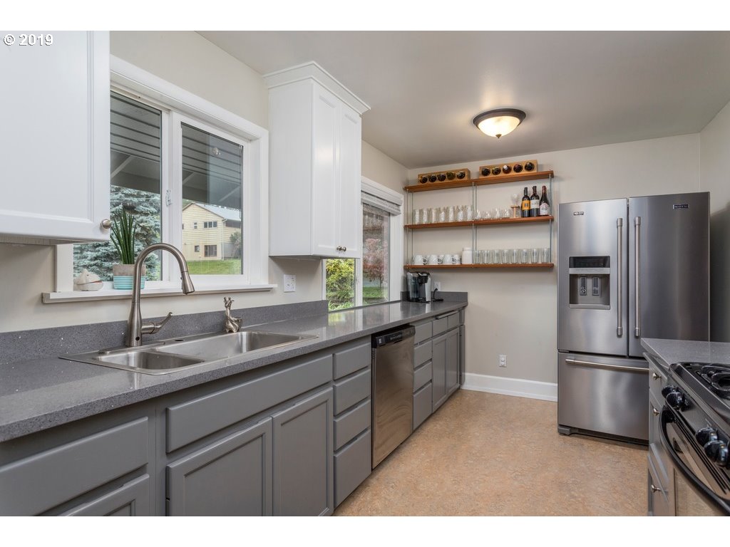 6428 Southwest Radcliff Street Portland, OR 97219 - Photo 9 of 28 Gallery Image 9