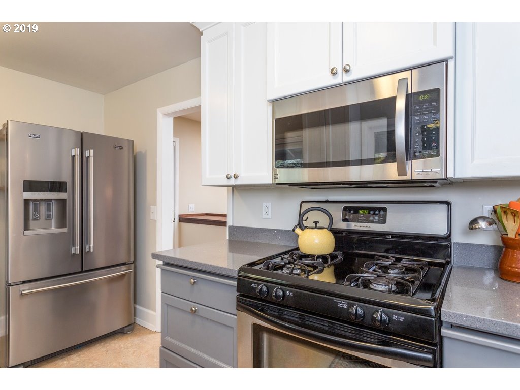 6428 Southwest Radcliff Street Portland, OR 97219 - Photo 10 of 28 Gallery Image 10