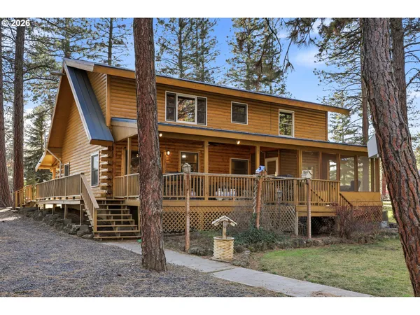 a view of a front of house with a yard