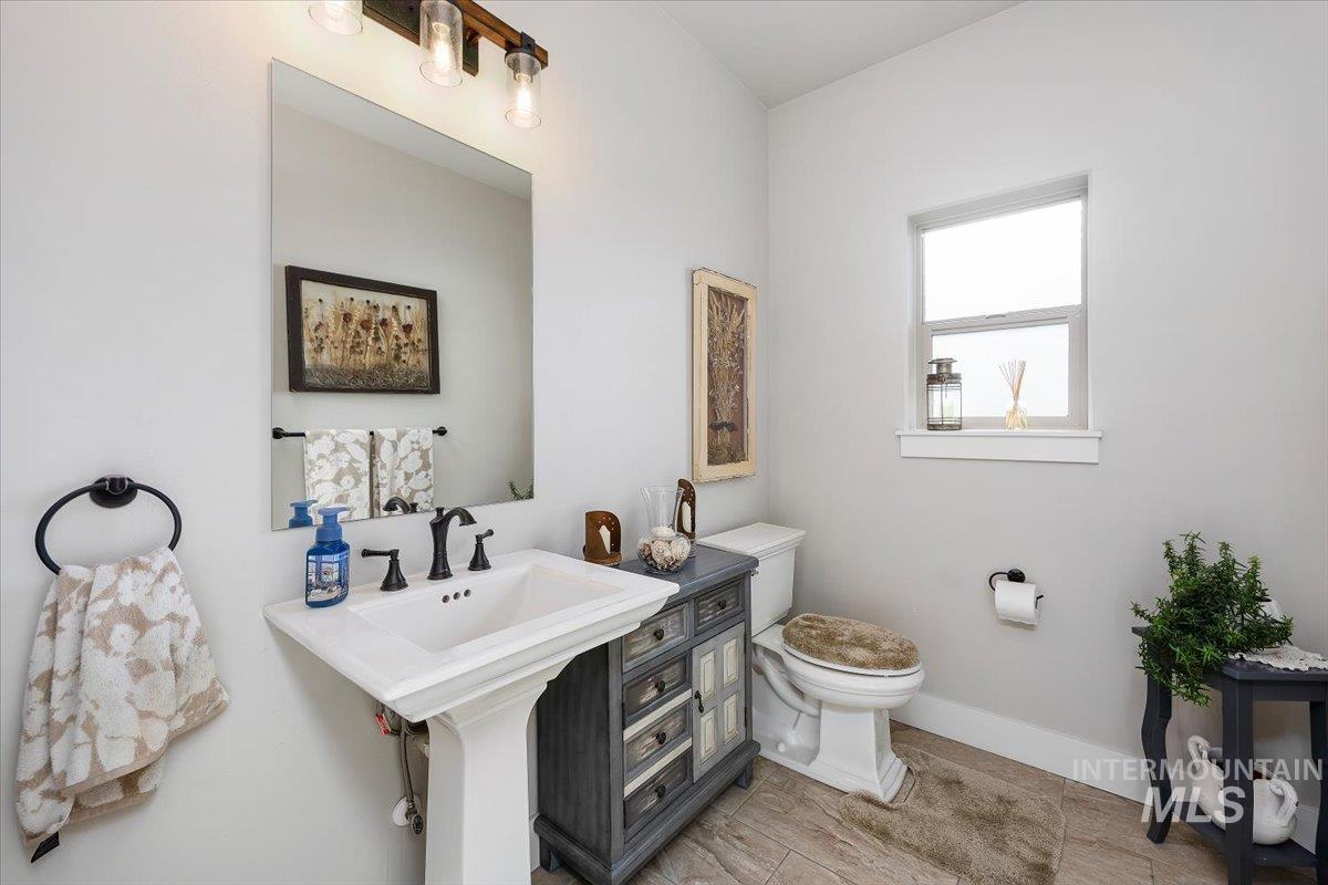 40 Bell Rapids Road Hagerman, ID 83332 - Photo 27 of 50 Bathroom featuring toilet and baseboards