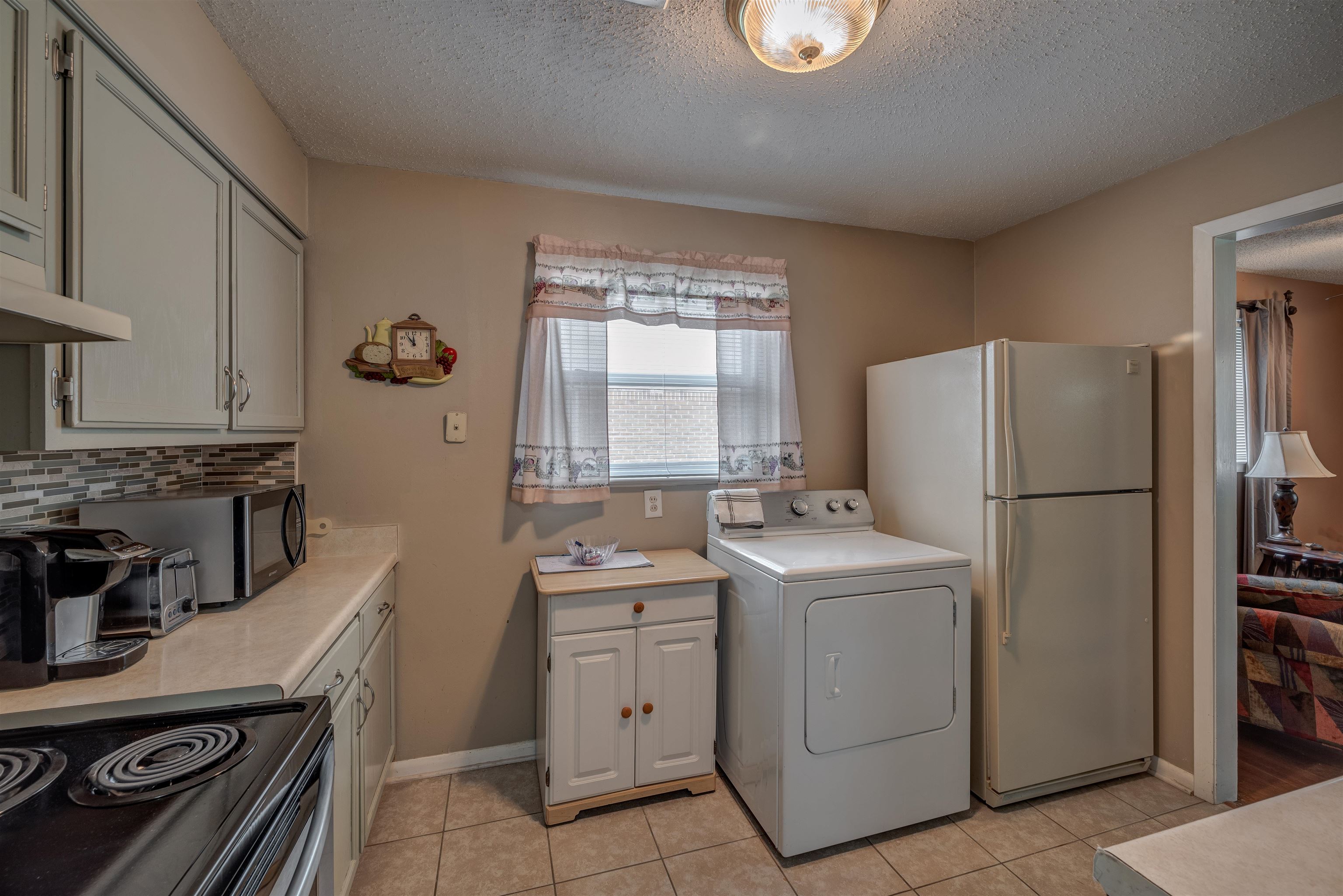 450 Malboro Road Memphis, TN 38120 - Photo 6 of 16 a kitchen with a stove a refrigerator and a sink