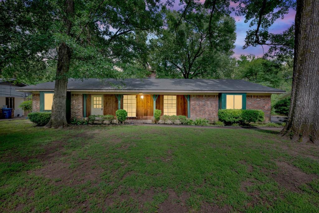a view of a house with backyard and garden
