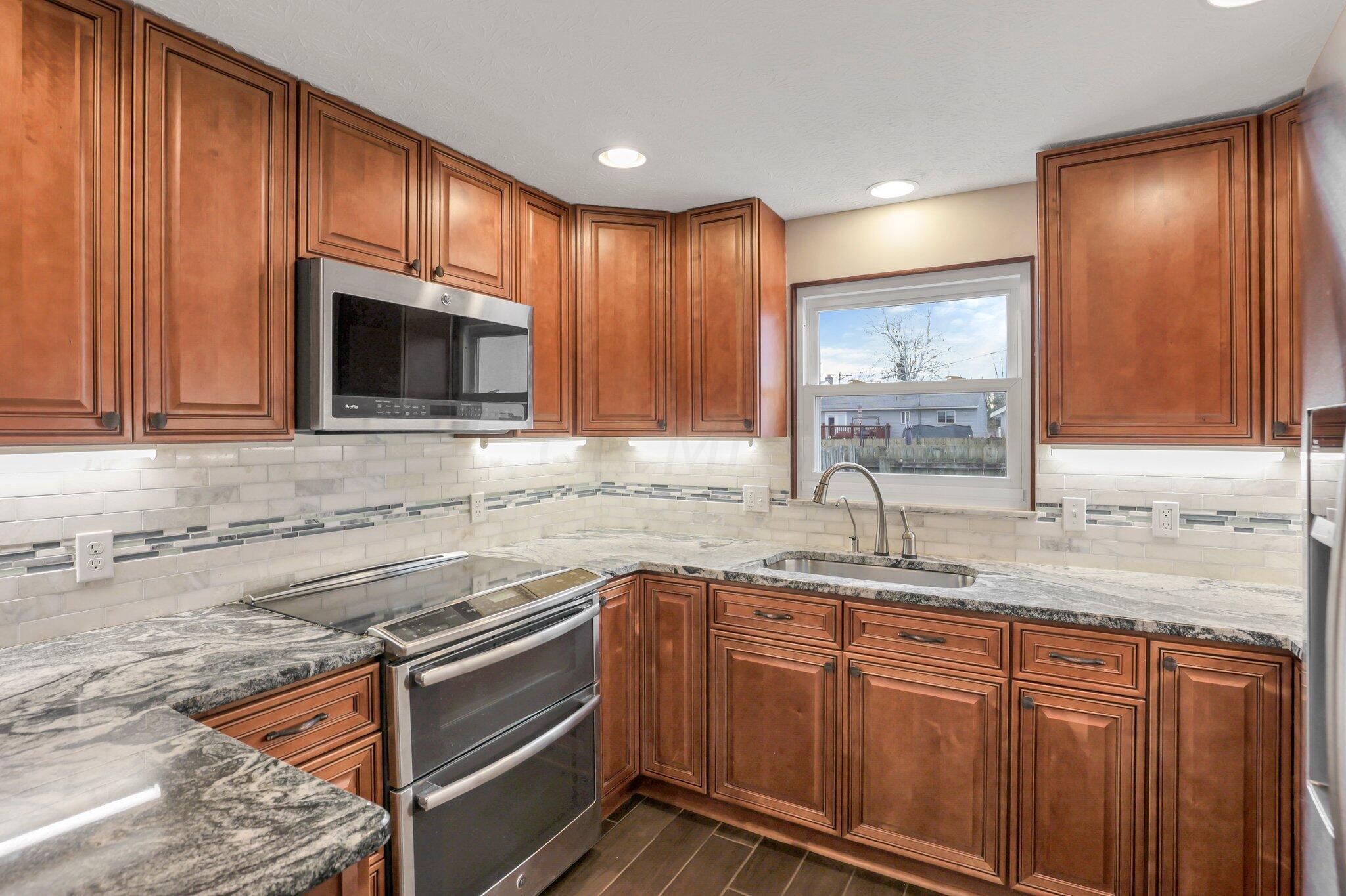2686 Brownfield Road Columbus, OH 43232 - Photo 9 of 37 Kitchen