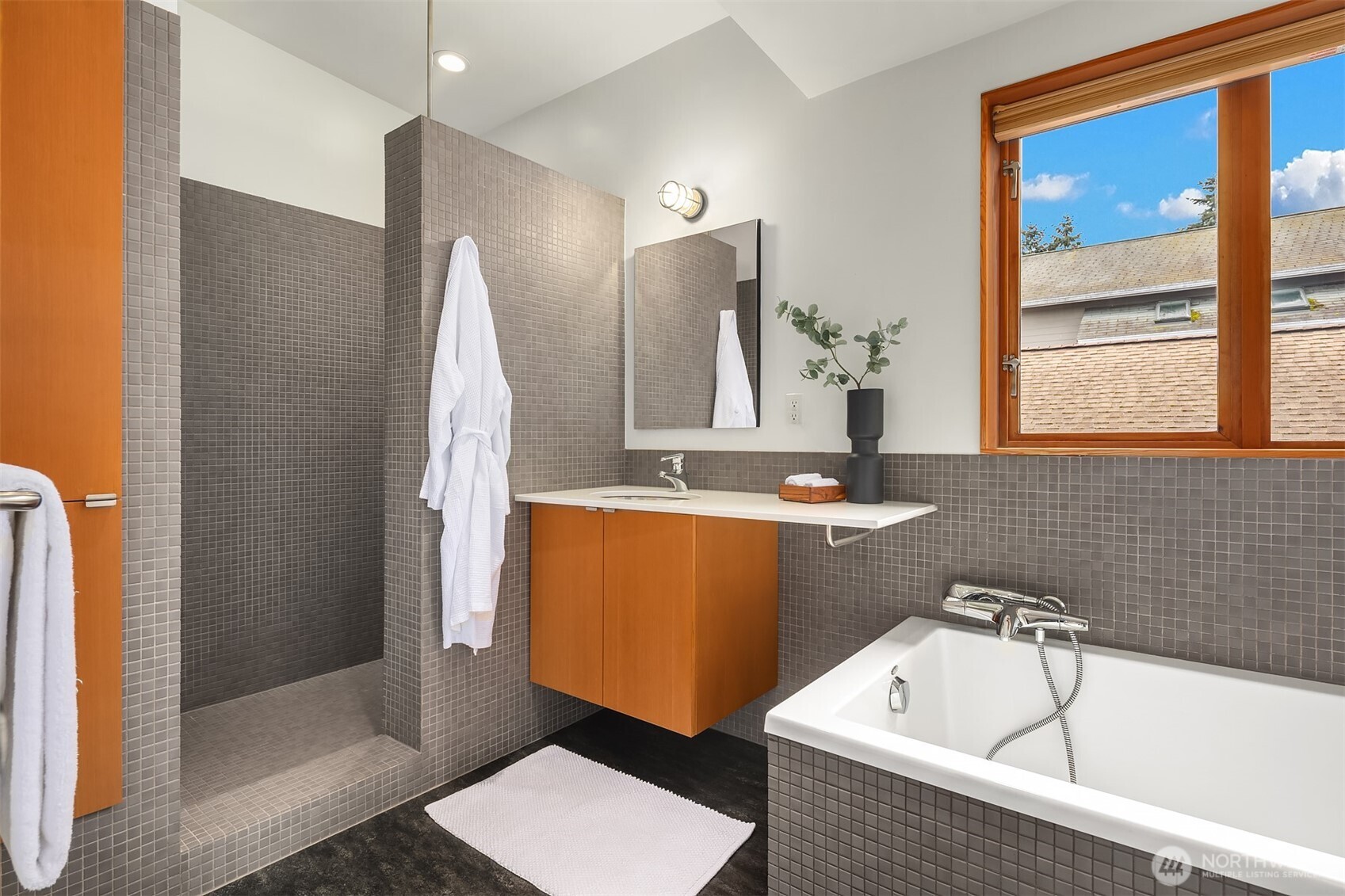 547 North 68th Street Seattle, WA 98103 - Photo 23 of 36