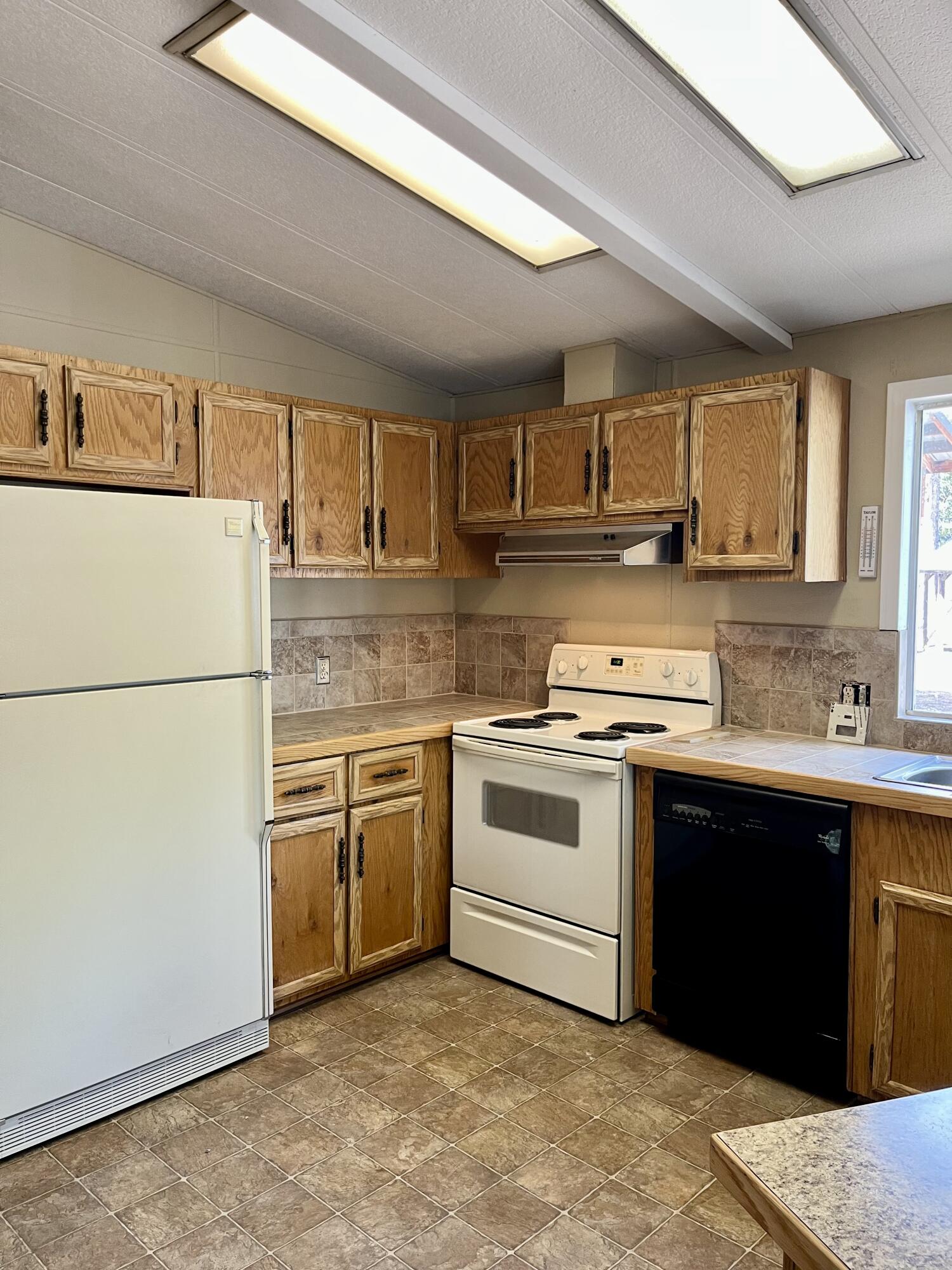 15876 Juniper Road La Pine, OR 97739 - Photo 8 of 28 Kitchen