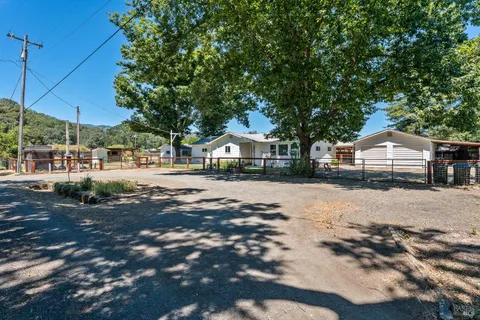 $779,000 | 300 Bradford Lane, Hopland, CA 95449