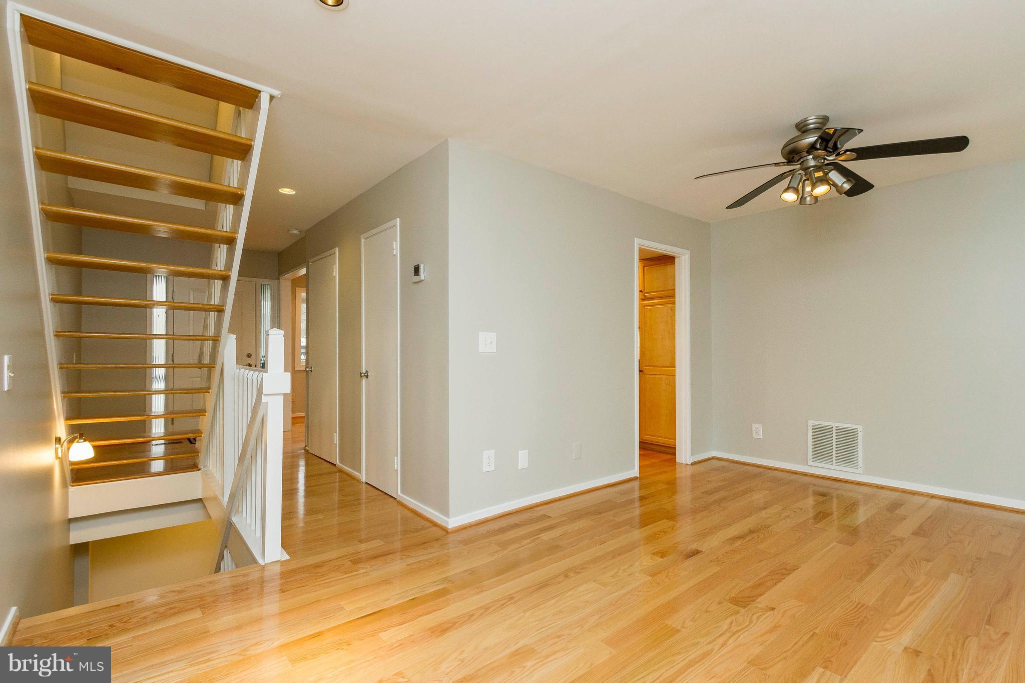 1513 Farsta Court Reston, VA 20190 - Photo 2 of 26 Living Room