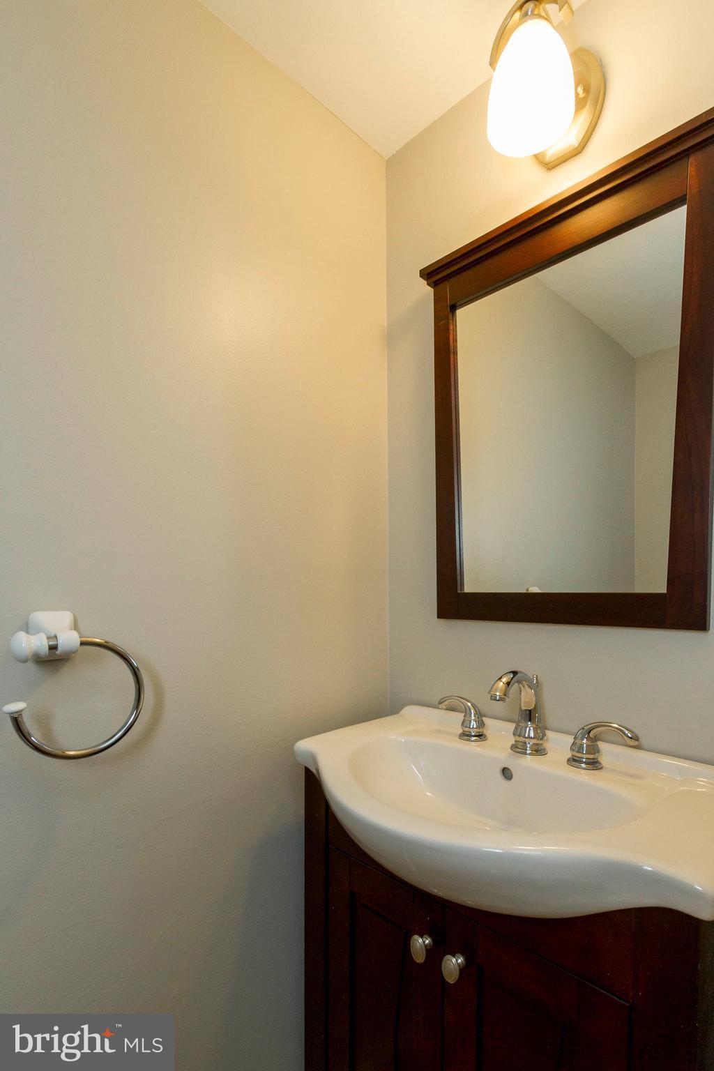 1513 Farsta Court Reston, VA 20190 - Photo 14 of 26 Main Level Bath