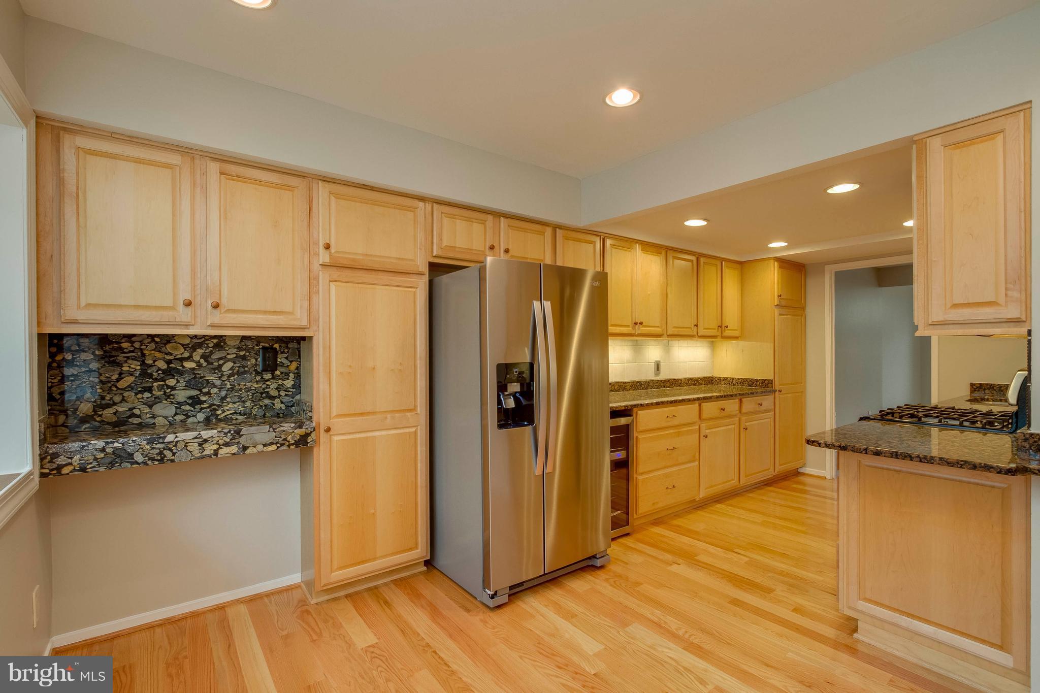 1513 Farsta Court Reston, VA 20190 - Photo 4 of 26 Spacious kitchen