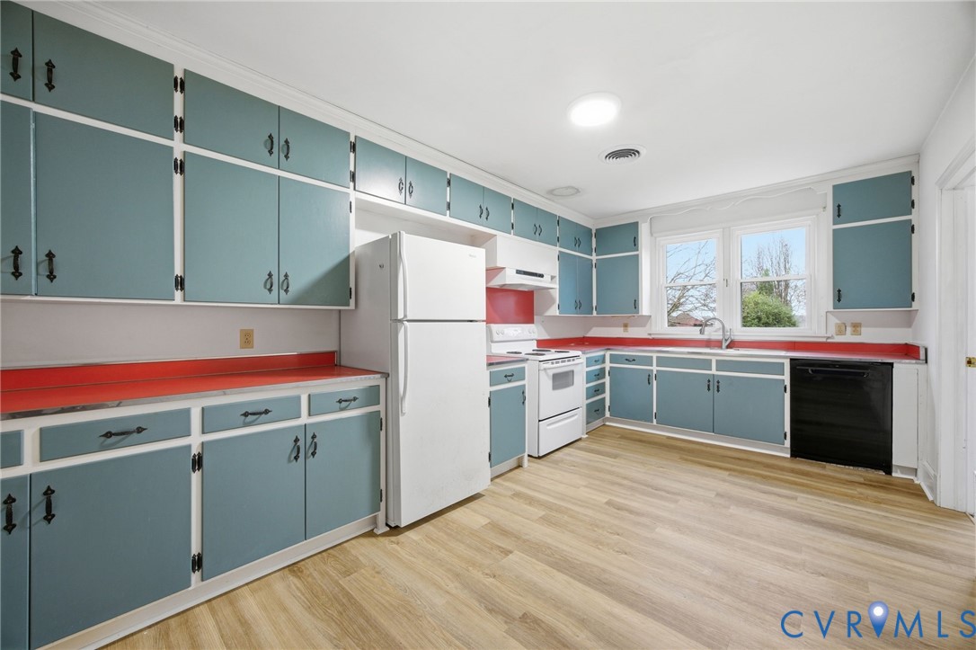 6184 Henderson Road Stony Creek, VA 23882 - Photo 14 of 30 a utility room with washer and dryer